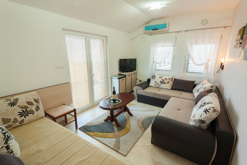Apartments Mila Krimovica Екстериор снимка