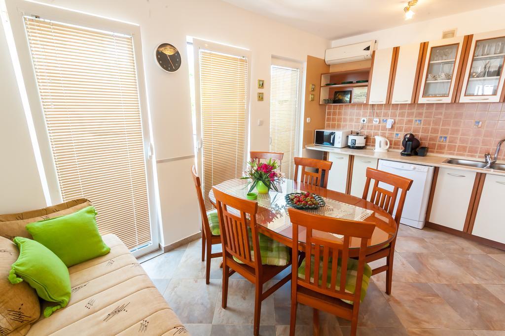 Apartments Mila Krimovica Екстериор снимка